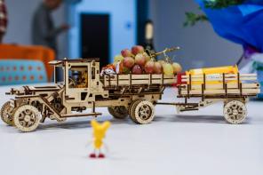 Overview UGEARS designer: wooden truck that goes without batteries