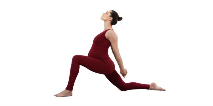 yoga for pregnant women: the posture of the rider (Aswa sanchalasana)