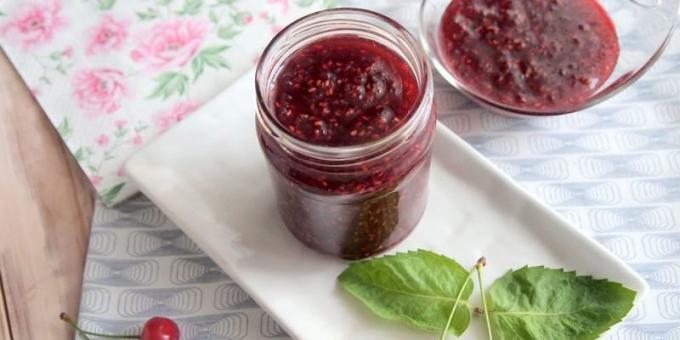 Jam of currants and cherries