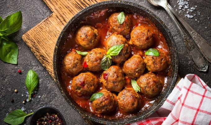 Meatballs in tomato sauce