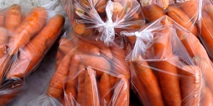 How to store carrots in bags: Put carrots in plastic bags and tie them properly