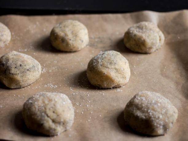 tea biscuits: we mold balls from the dough