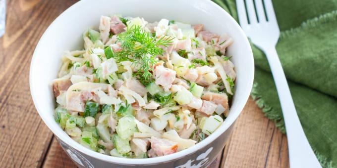 Simple and fast. Salad with smoked chicken and beans