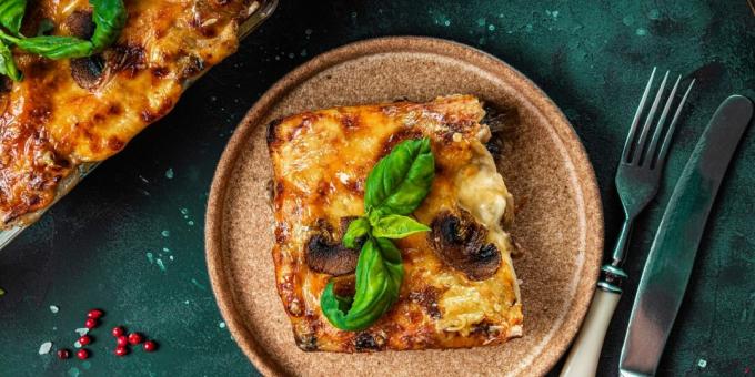 Lasagna with mushrooms in garlic sauce