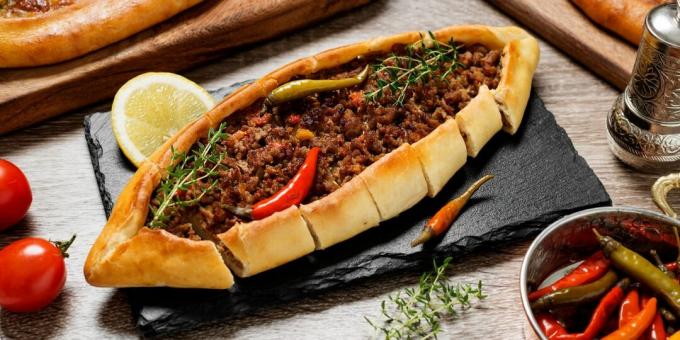 Pide - Turkish meat-filled boats