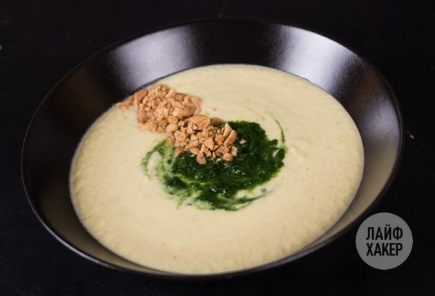 Cauliflower puree soup: add spinach and peanuts