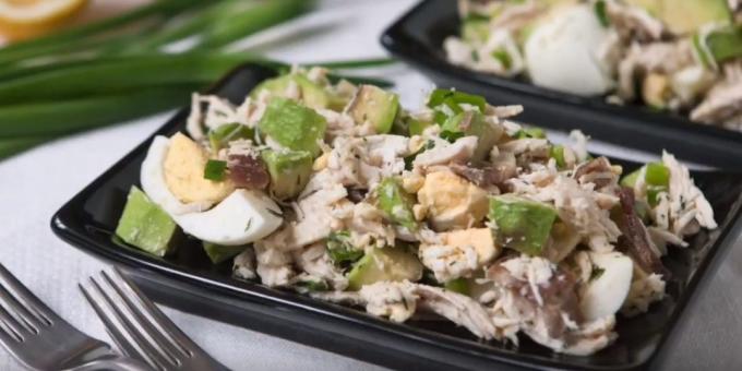 Recipes: Salad with avocado, chicken, eggs and bacon