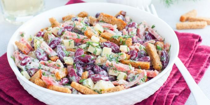 Salad with beans, smoked sausage and croutons