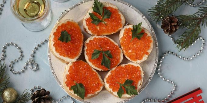 Sandwiches with red caviar and melted cheese