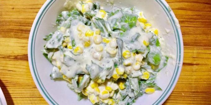 Salad with spinach and corn