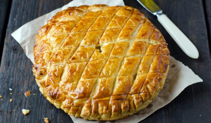 Puff pastry pie with cheese and ham