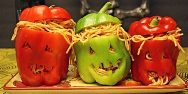 Dishes for Halloween: Heads of peppers stuffed with spaghetti with meat