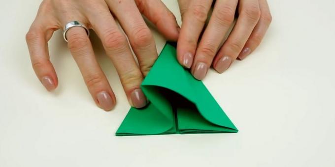 DIY Christmas tree: bend the paper