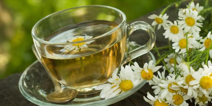 Healthy drinks before bed: chamomile tea