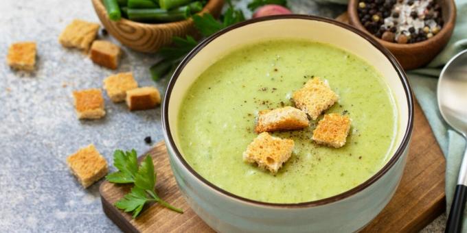 Cream soup with green beans, bacon and cheese