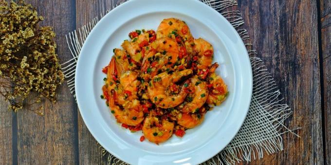 Fried shrimp in spicy sauce