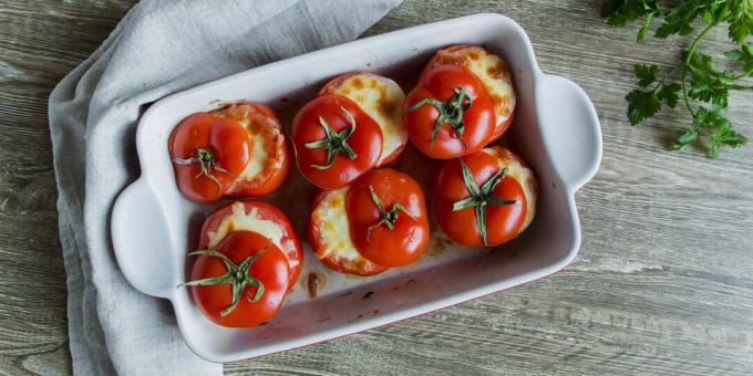 Stuffed tomatoes with minced chicken and cheese