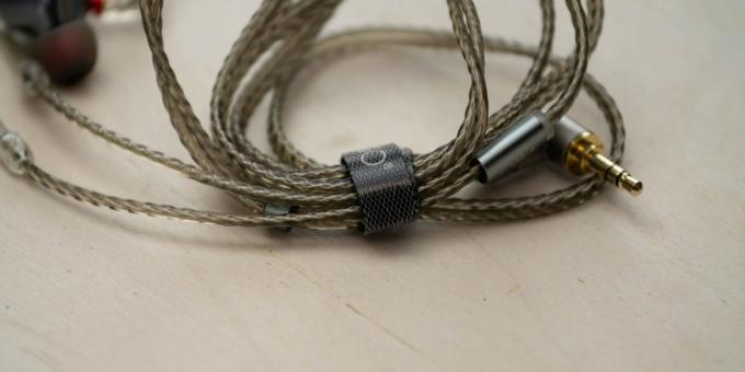 FiiO FH5: cable is thicker, but no less pleasant to the touch