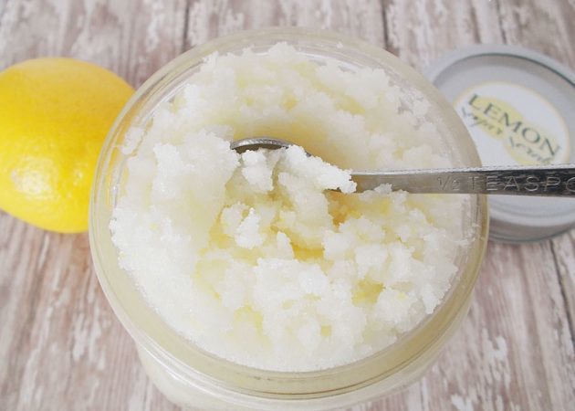 Sugar scrub with the scent of lemon