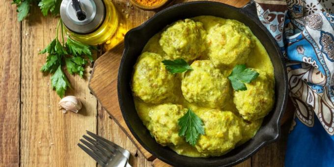 Meatballs with bulgur and sour cream sauce