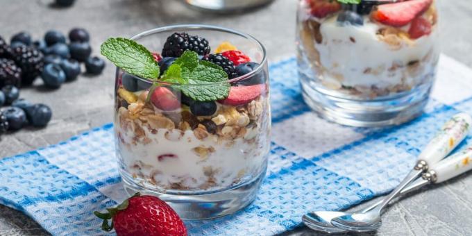 Yogurt with granola and berries