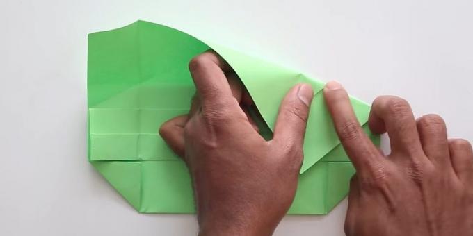 envelope with your hands without glue: Fold the right side and mark the top folds