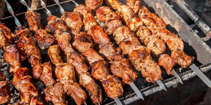 How to cook skewers of pork: Marinade on mineral water with soy sauce