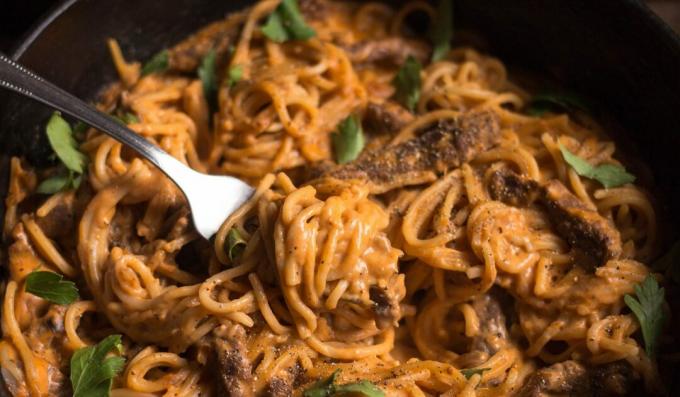Pasta with beef in tomato-cream sauce