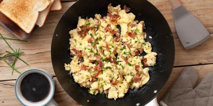 Scrambled eggs with bacon, cream and cheese: easy recipe