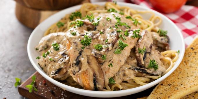Chicken with champignons and mascarpone