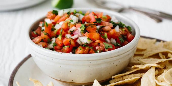 Classic salsa with raw tomatoes
