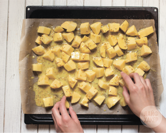 Baked potatoes with mustard and lemon peel: Pour potato sauce