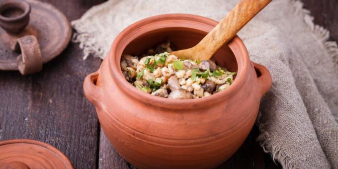 Barley with chicken and mushrooms in pots