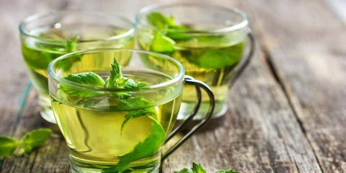Healthy drinks before bed: mint tea