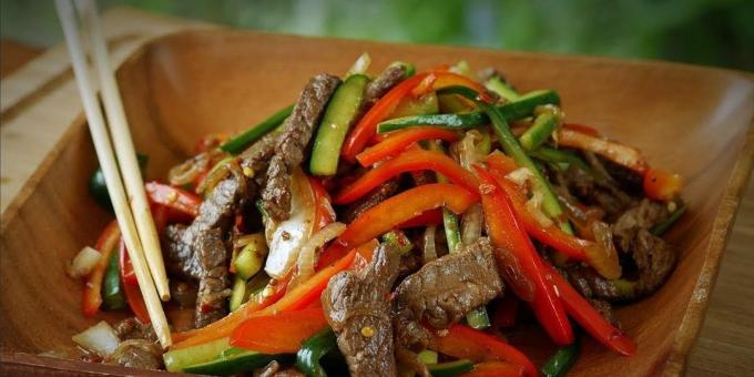 Salad with peppers, beef and cucumber