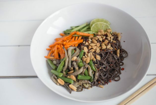 Combine buckwheat noodles with vegetables and sauce