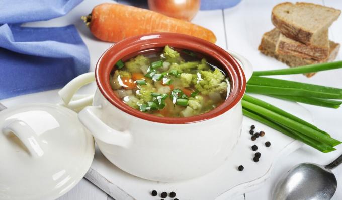 Lean soup with beans, broccoli and mushrooms