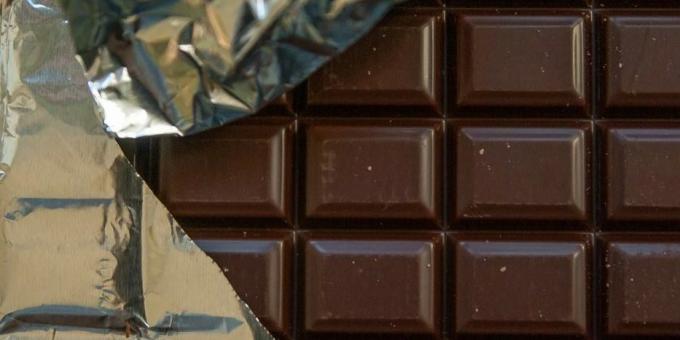 What foods contain iron: dark chocolate