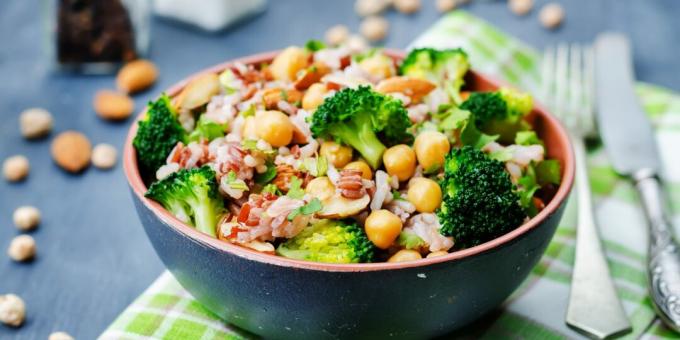 Salad with broccoli, chickpeas, brown rice and lemon dressing