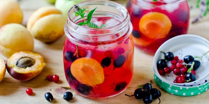 Compote of apricots and currants