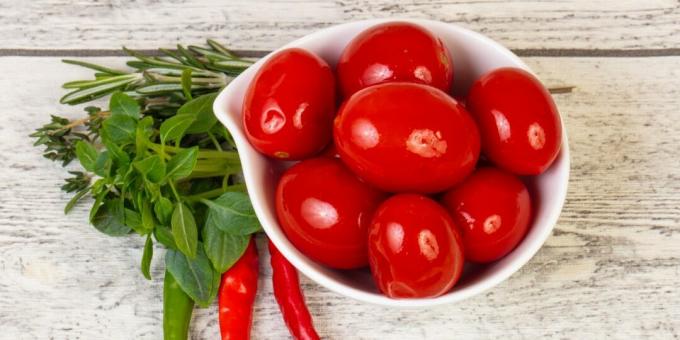 Salted tomatoes with cilantro and oregano