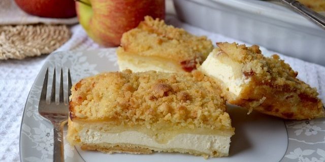Bulk pie with apples and cheese