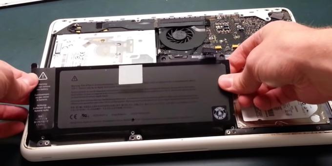 Remove the battery to clean laptop