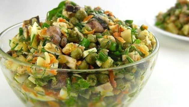 Salad with green peas, chicken, mushrooms and potatoes