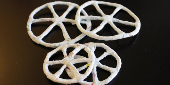 Crafts from pumpkin: obkleyte paper wheels