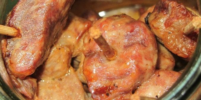 How to cook the meat in the oven: Pork on skewers, baked in a pot 