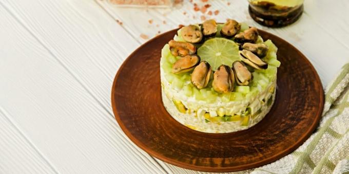 Layered salad with mussels and rice