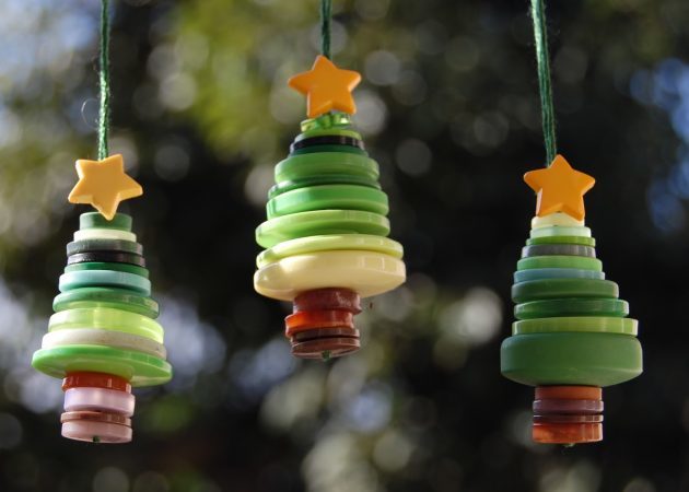 Decorate a Christmas tree: toys with their own hands