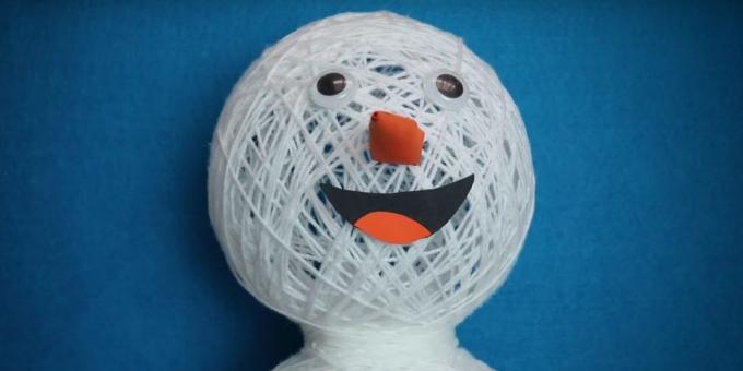 Snowman with his own hands: add the eyes, nose and mouth