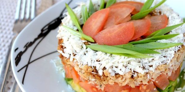 Salads without mayonnaise: puff salad with avocado, tomato and pink salmon